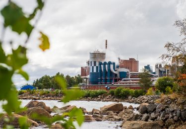 Vallviks Bruk med havet som förgrund